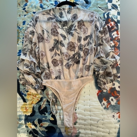 ASTR THE LABEL S Willow Floral Print Crossover Bodysuit - Picture 12 of 16